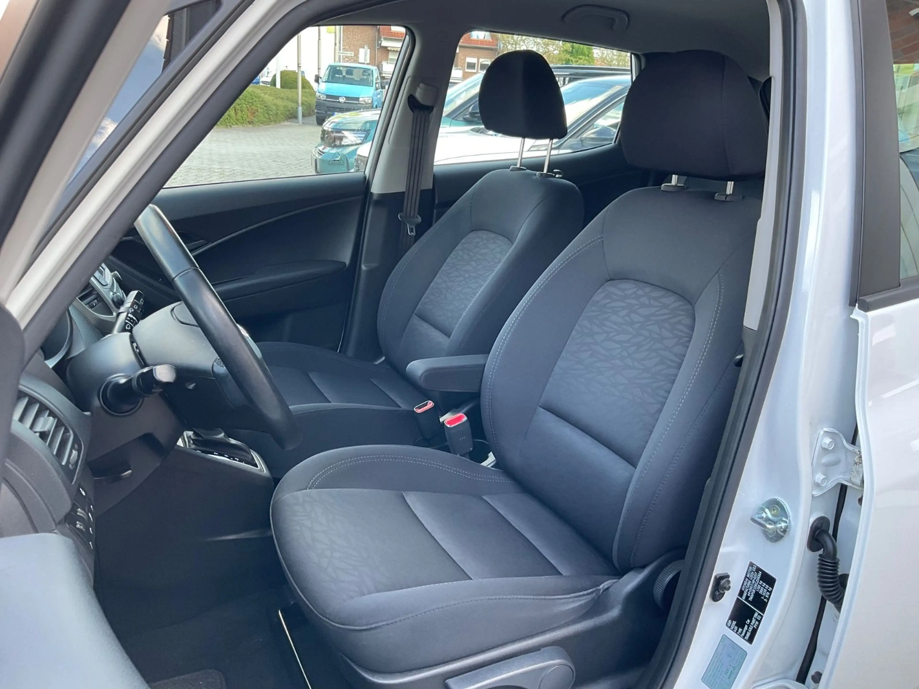 Hyundai iX20 1,6 YES! Silver Automatik — photo 6