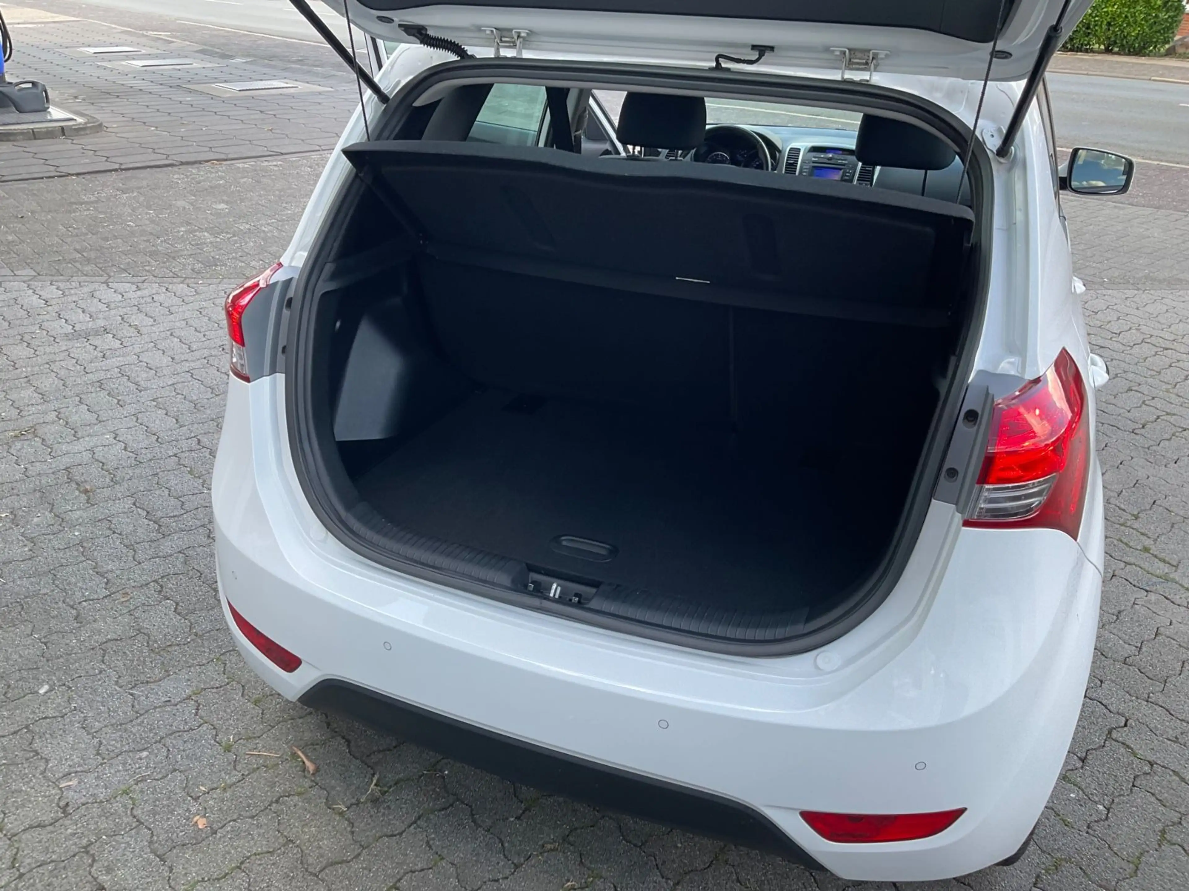 Hyundai iX20 1,6 YES! Silver Automatik — photo 9