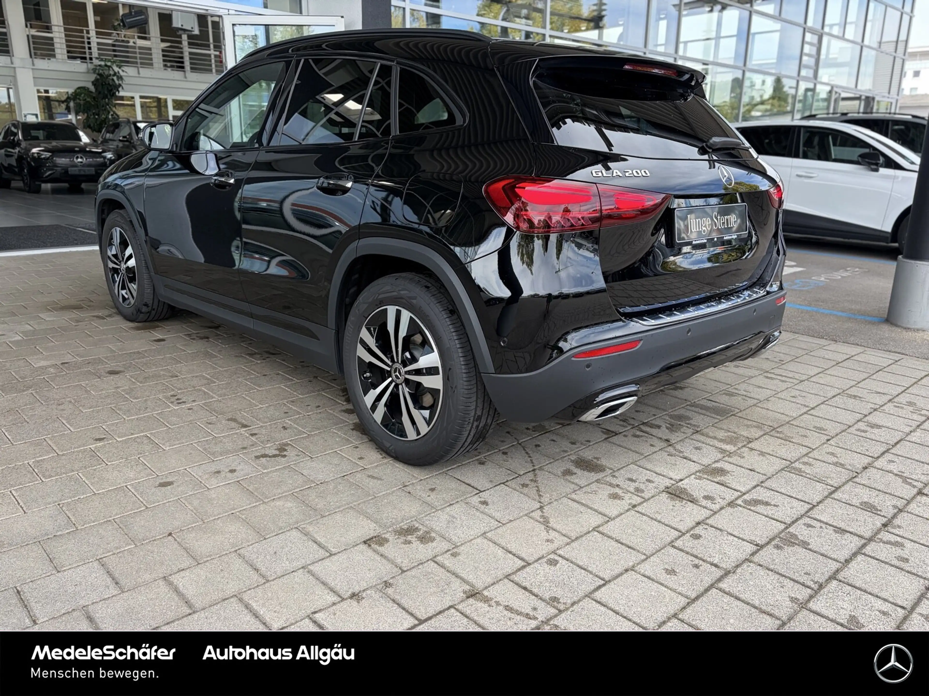 Mercedes-Benz GLA 200 GLA 200 Night Distr AHK PanoSD KeylGO Sound 360 — photo 8