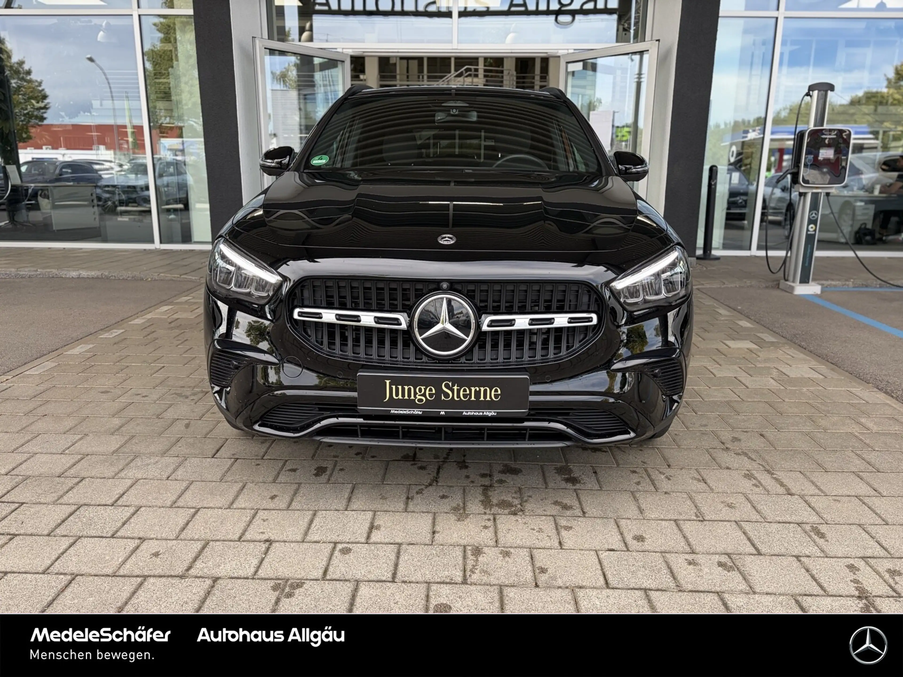 Mercedes-Benz GLA 200 GLA 200 Night Distr AHK PanoSD KeylGO Sound 360 — photo 4
