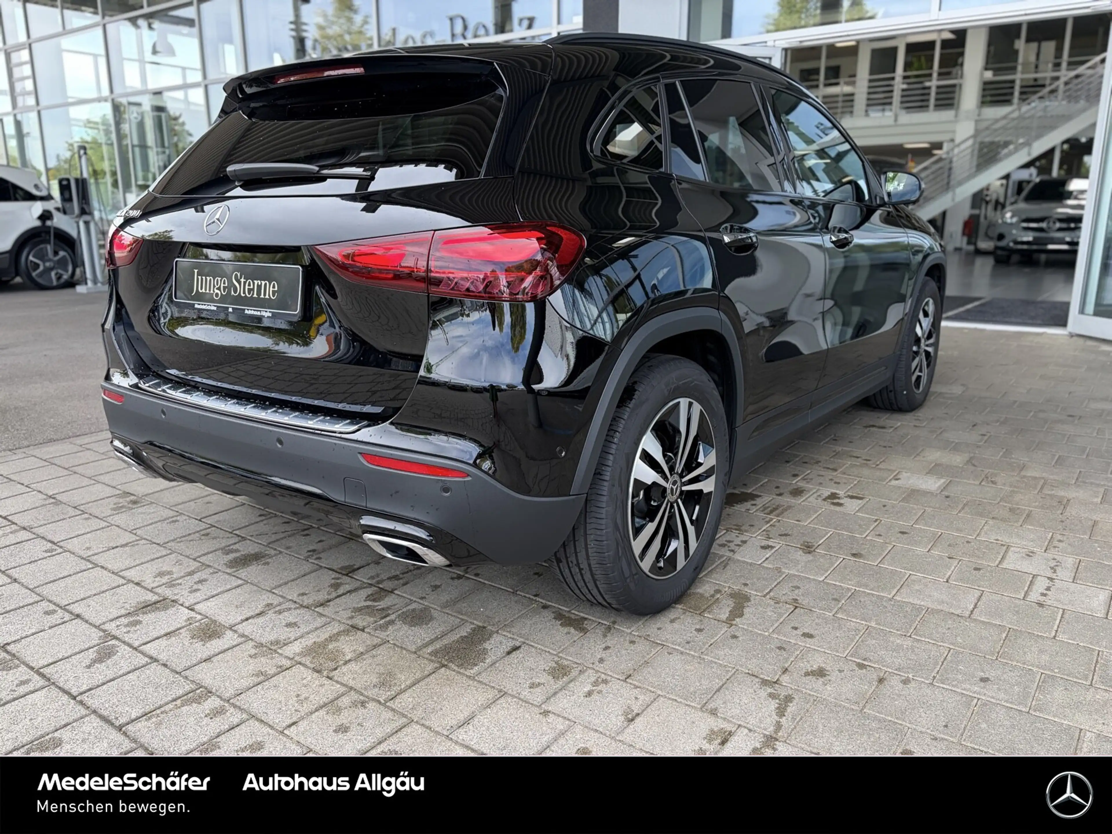 Mercedes-Benz GLA 200 GLA 200 Night Distr AHK PanoSD KeylGO Sound 360 — photo 10