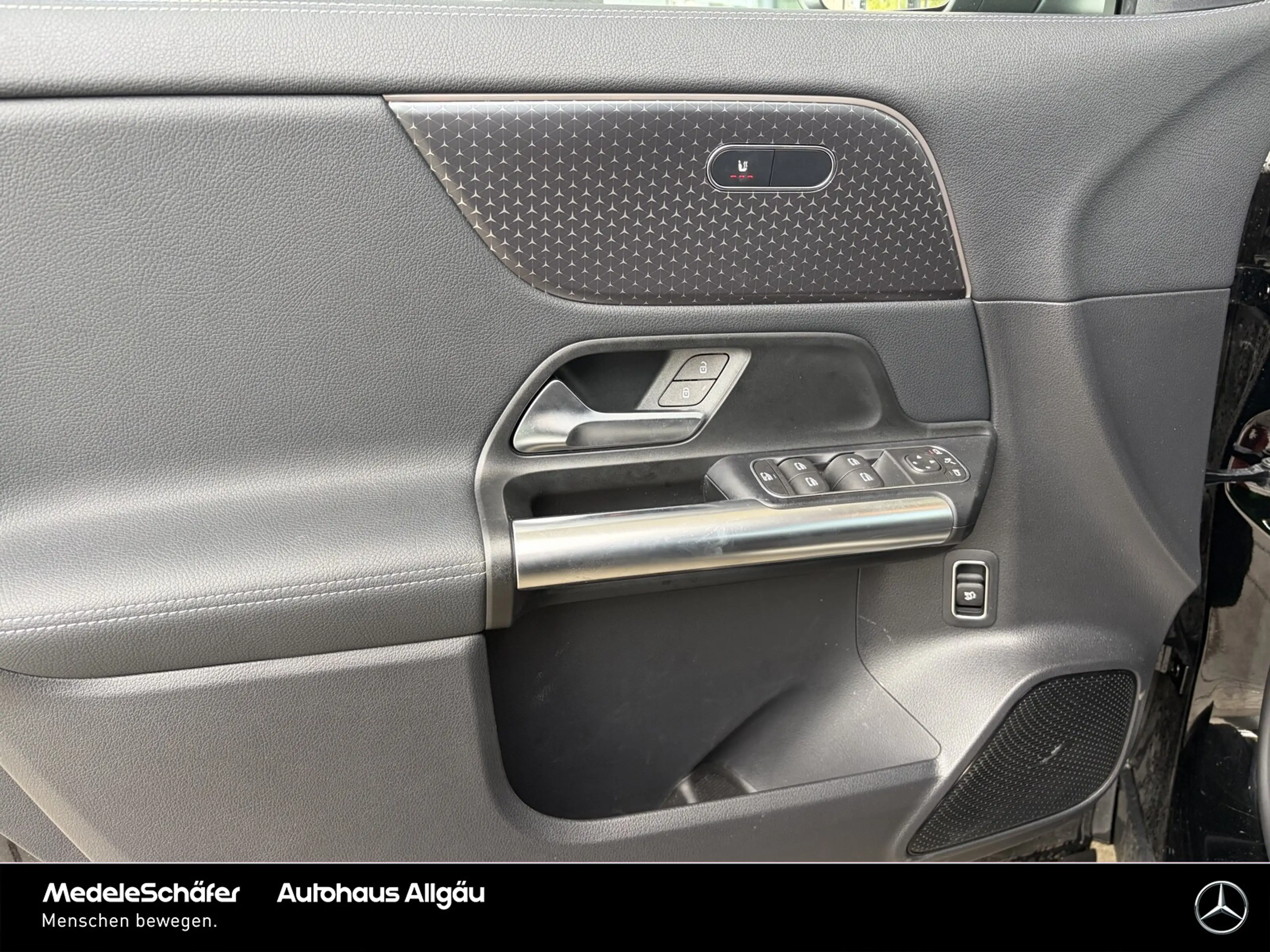 Mercedes-Benz GLA 200 GLA 200 Night Distr AHK PanoSD KeylGO Sound 360 — photo 11
