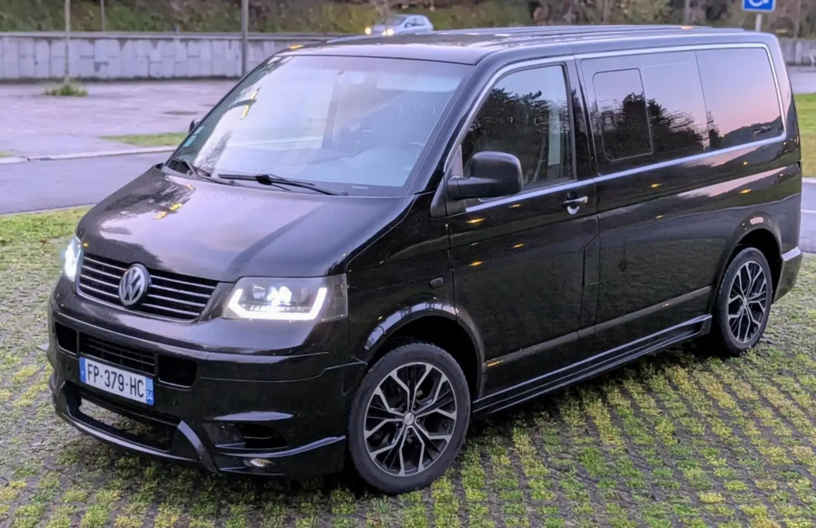 Volkswagen T5 Multivan 1.9 TDI 104 (6pl) Zwart - 1