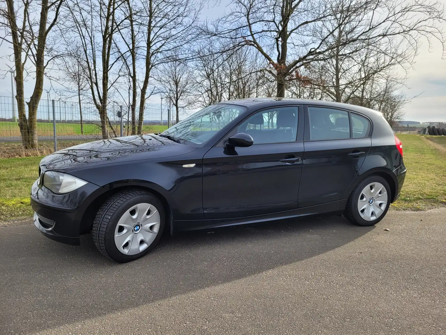 BMW 118 118d DPF Schwarz - 1