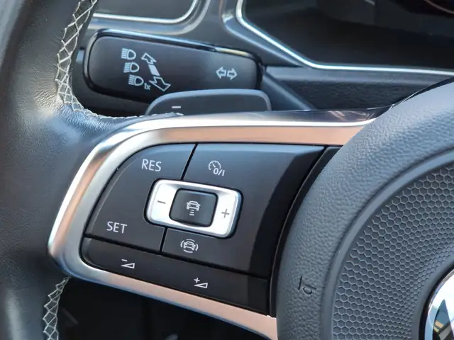 Volkswagen T-Roc view 11