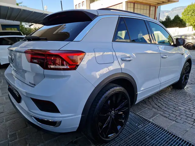 Volkswagen T-Roc view 3