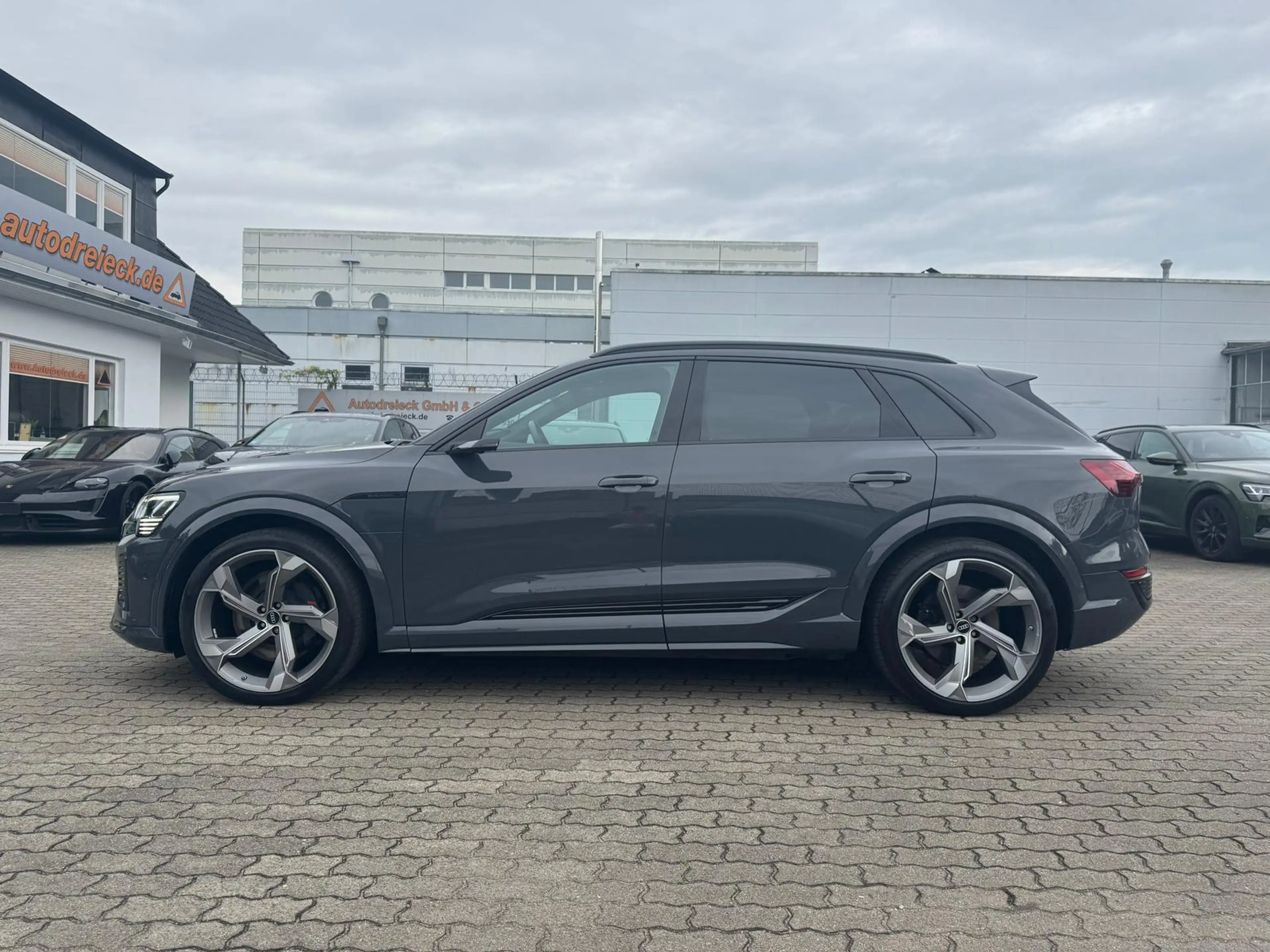Audi SQ8 e-tron ACC HuD PANO S-SITZE DIGI-MATRIX 22Z — photo 11