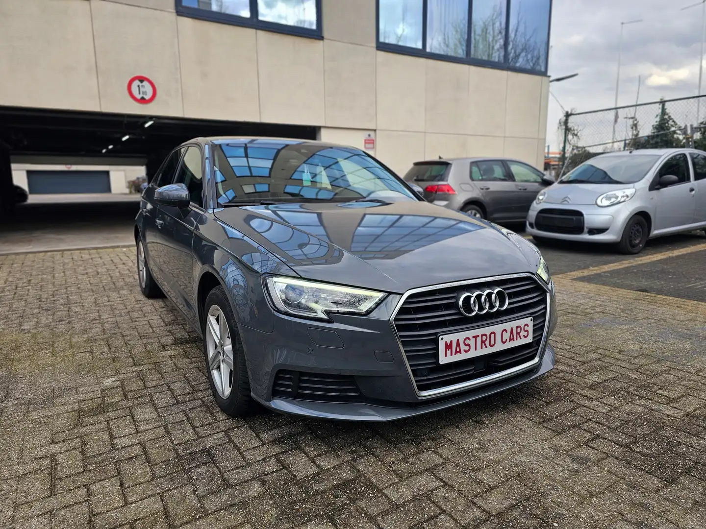 Audi A3 A3 Sportback 1.6 TDi Sport S tronic Grijs - 1
