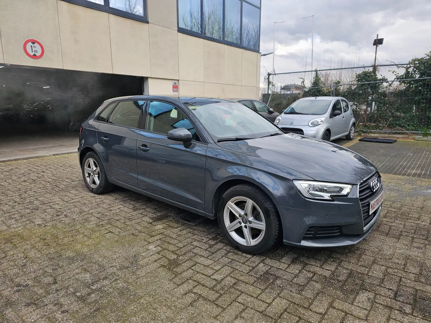 Audi A3 A3 Sportback 1.6 TDi Sport S tronic Grijs - 2