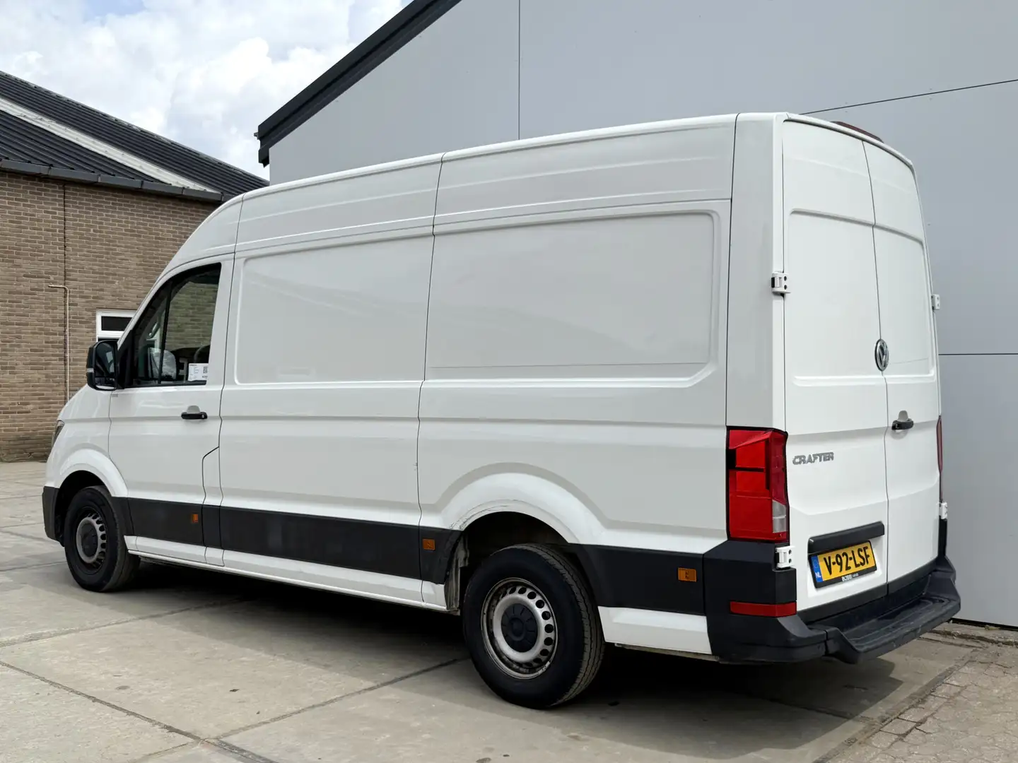 Volkswagen Crafter 2.0 TDI 140PK L3H3 Airco Cruise Control Carplay Pa Wit - 2