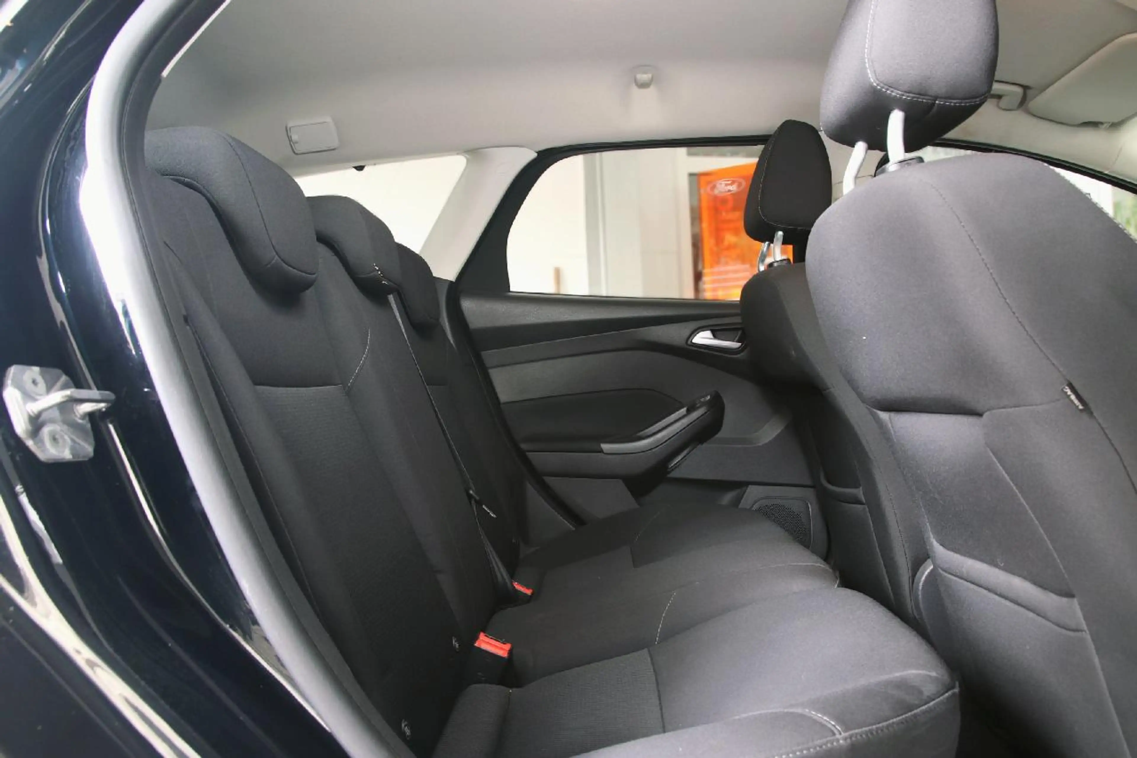 Ford Focus Business — photo 14