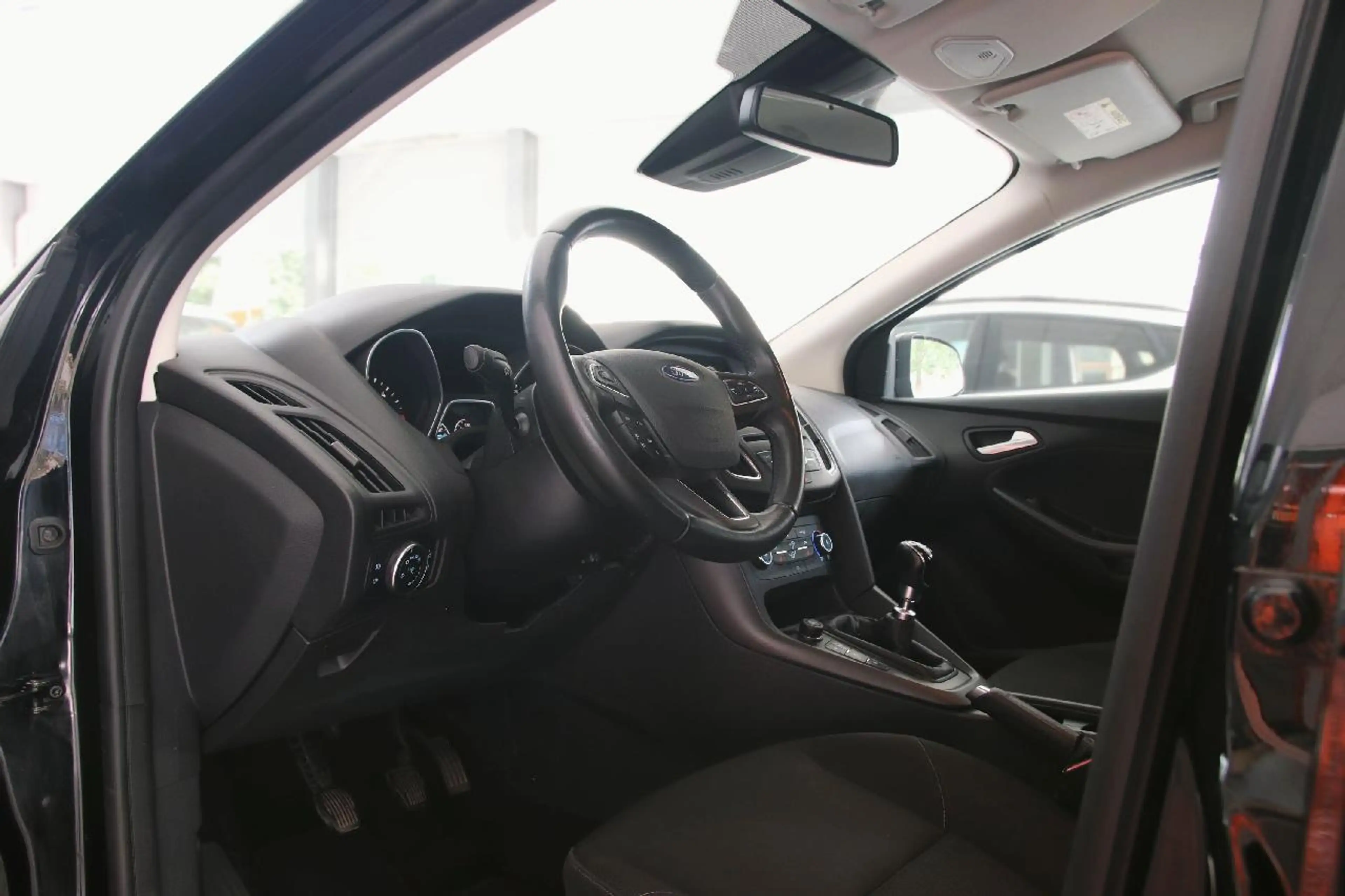 Ford Focus Business — photo 9