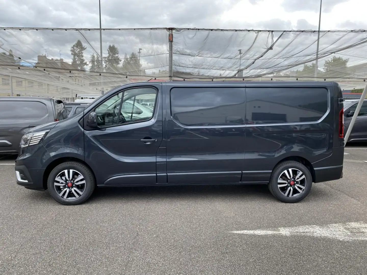 Renault Trafic 32 908 HT III (2) FOURGON L2H1 BLUE DCI 150 EDC GR Gris - 2
