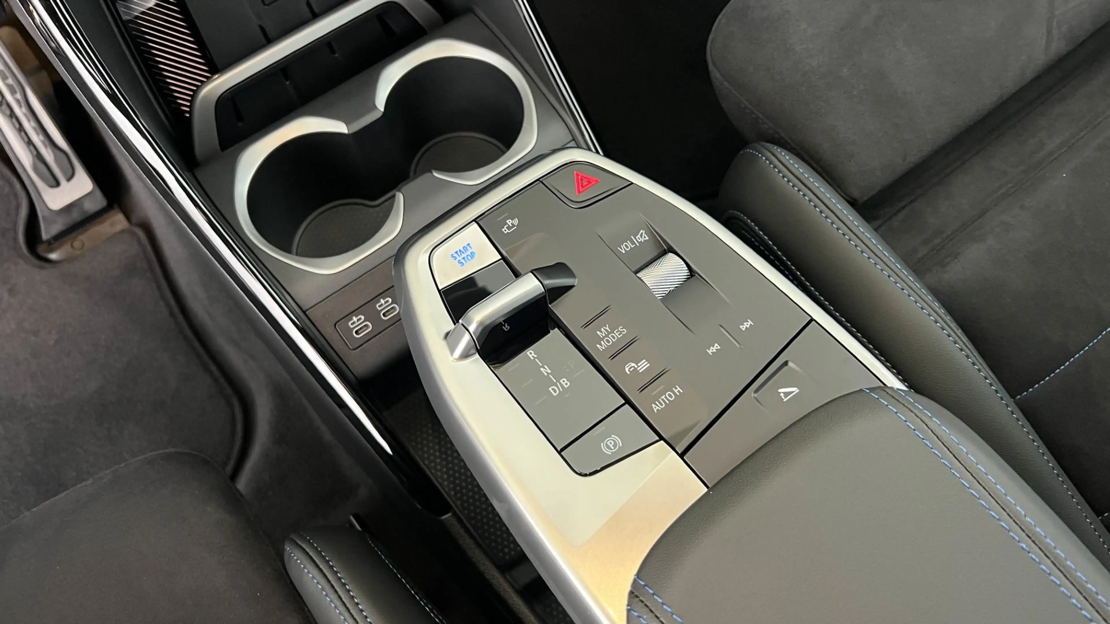 BMW iX1 eDrive20 — photo 15