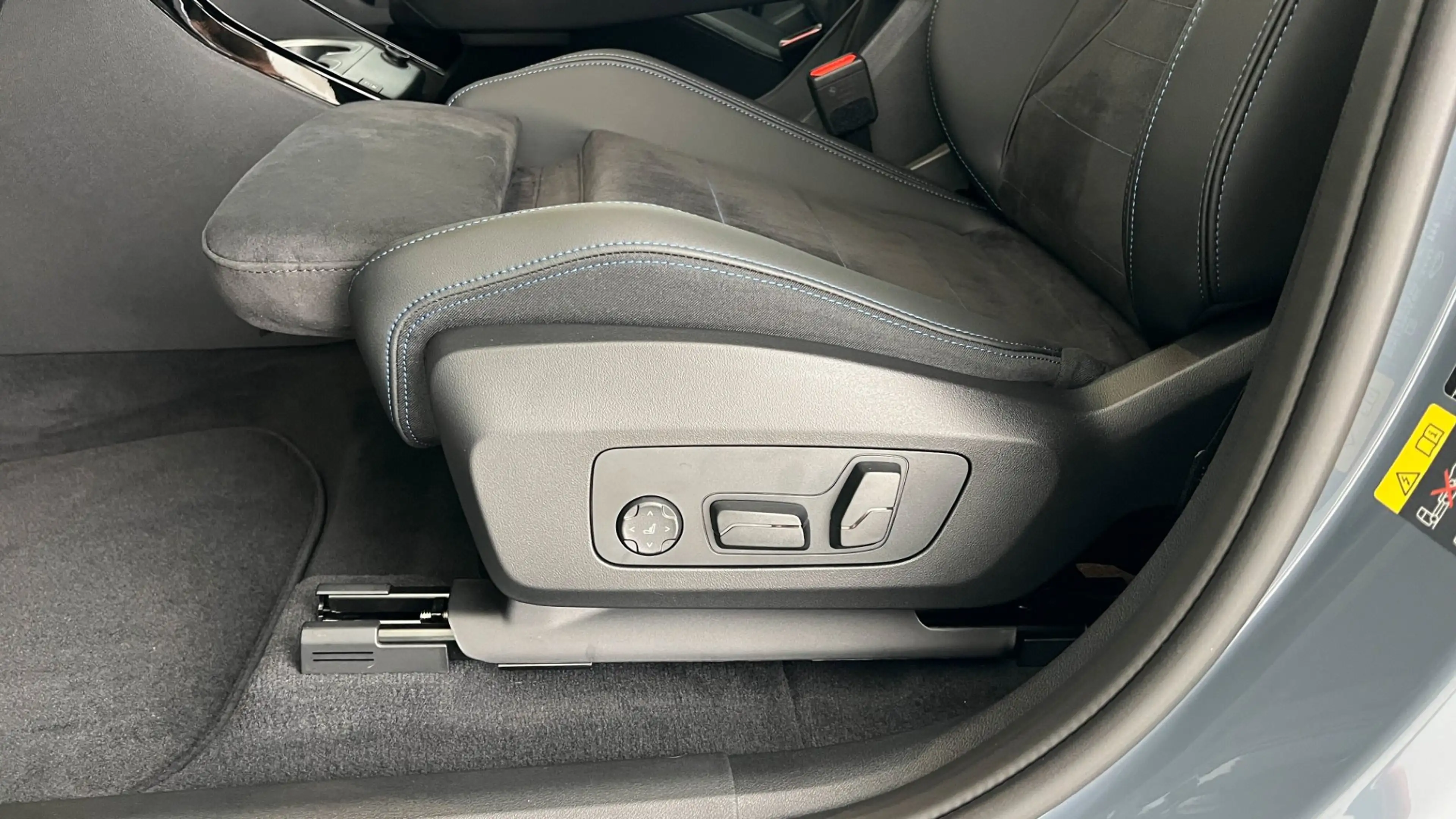 BMW iX1 eDrive20 — photo 14