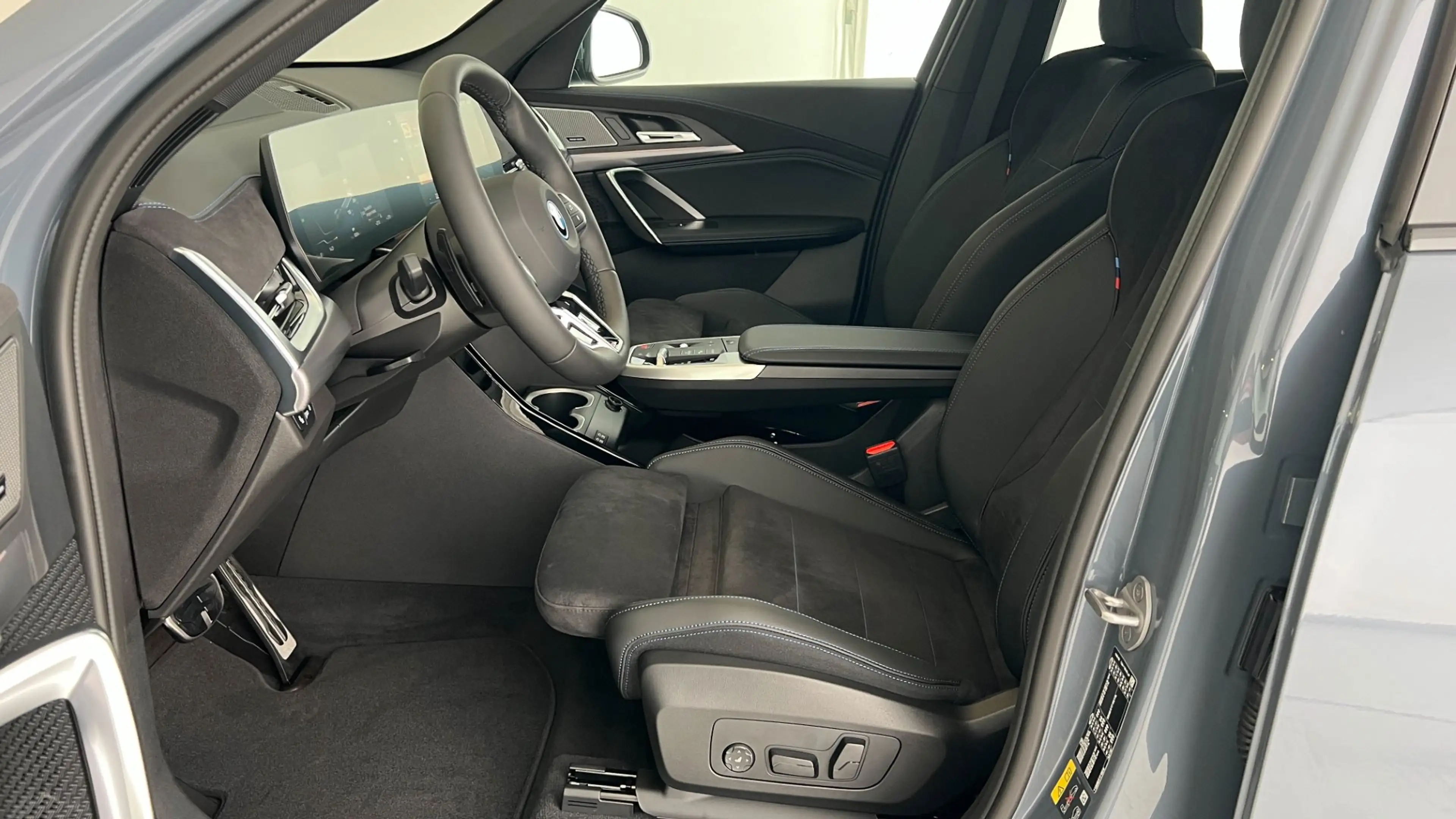 BMW iX1 eDrive20 — photo 13