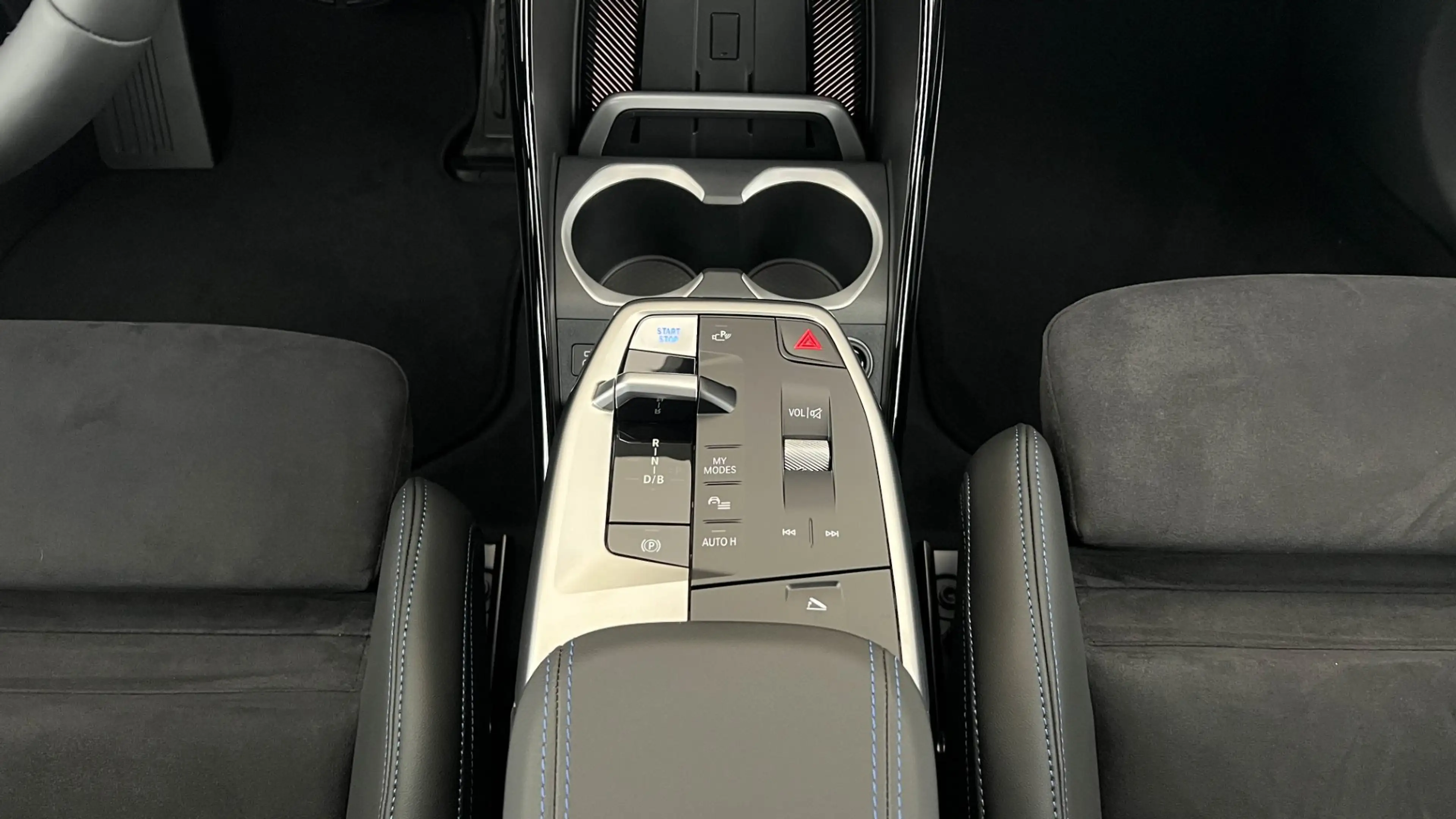 BMW iX1 eDrive20 — photo 11