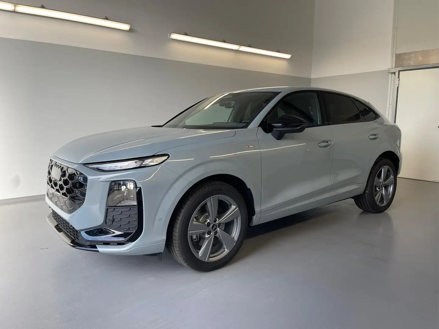 Audi Q3 Sportback NEU TFSI quattro S line Tech+AHK+Alu1... Grau - 1