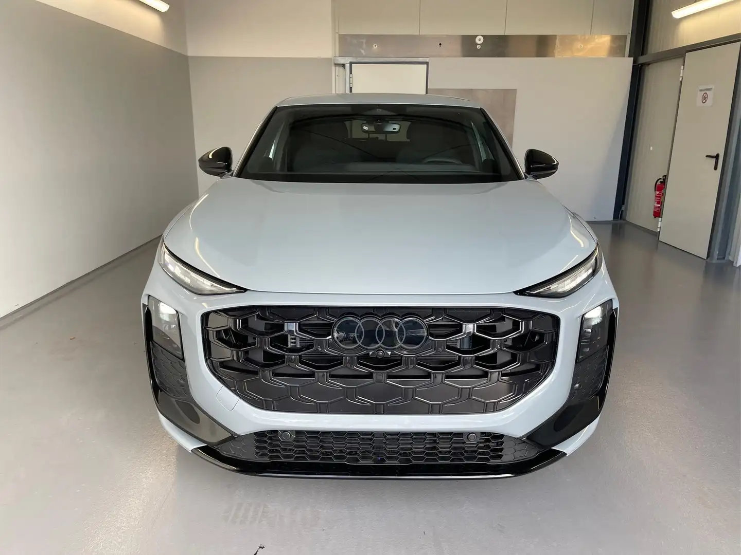Audi Q3 Sportback NEU TFSI quattro S line Tech+AHK+Alu1... Grau - 2