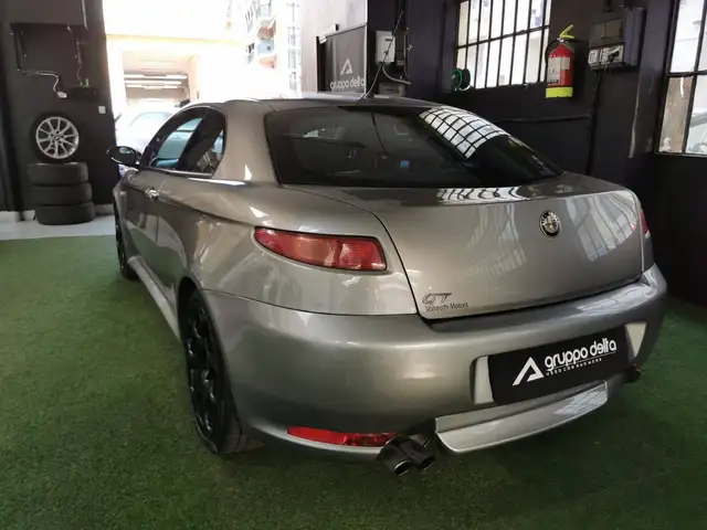 Alfa Romeo GT view 3