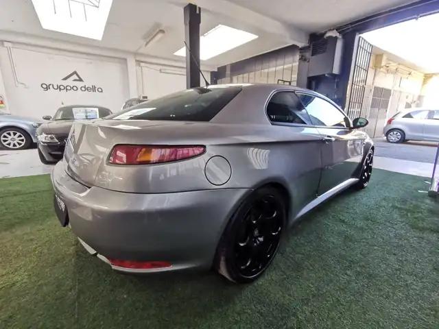 Alfa Romeo GT view 4
