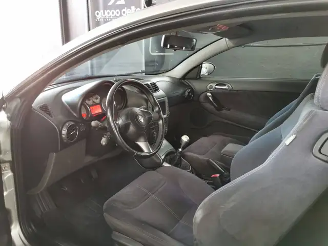 Alfa Romeo GT view 6