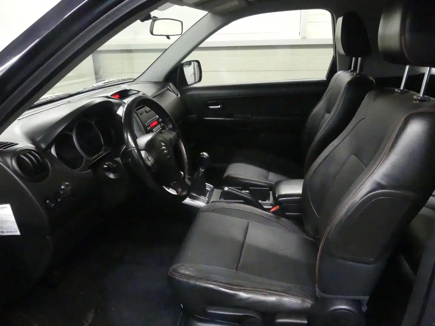 Suzuki Grand Vitara 1.6-16V High Executive - Airco - Leer - Trekhaak Zwart - 2
