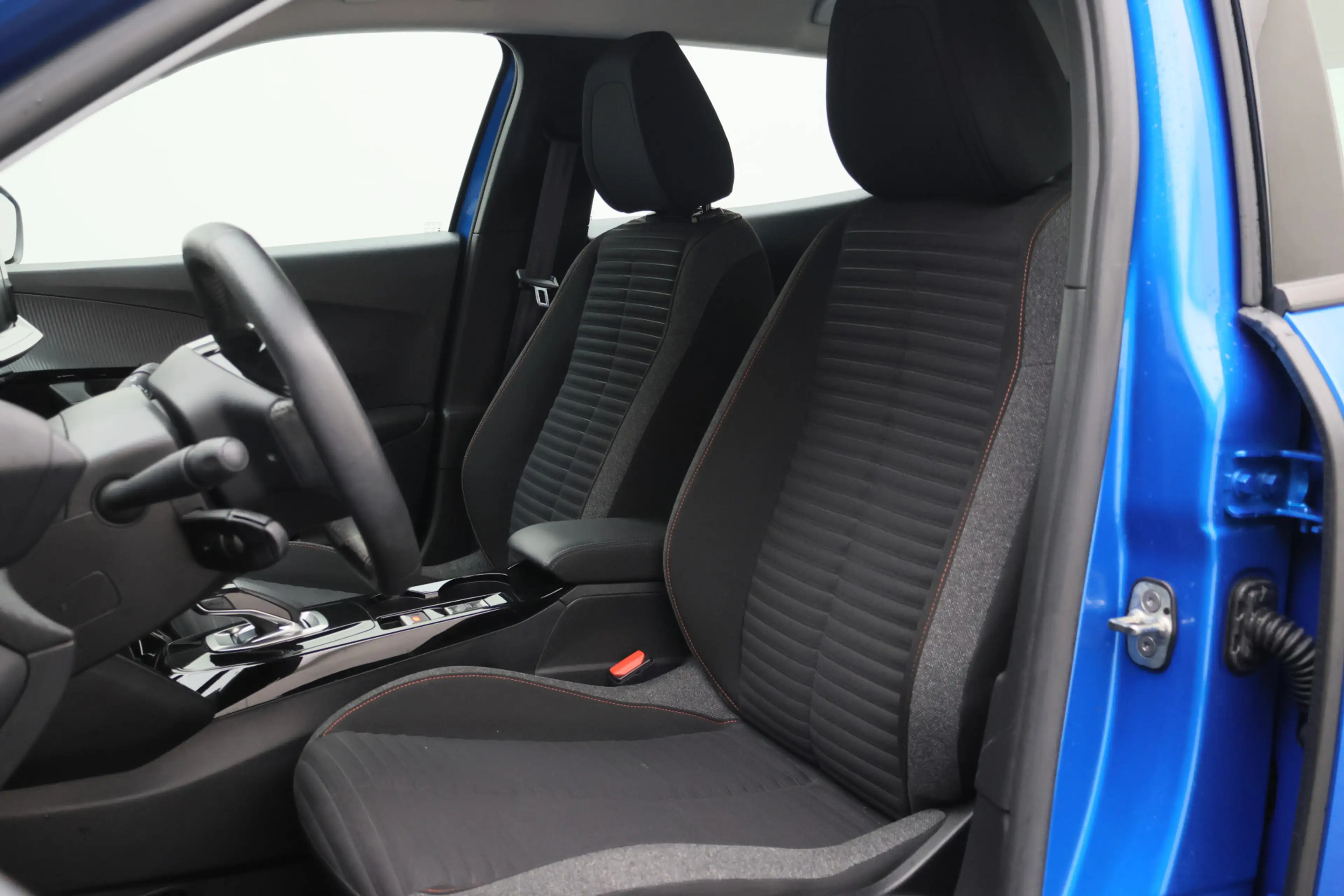 Peugeot e-2008 EV Active Pack 50 kWh SOH 90%, Camera, Apple Carpl — photo 9