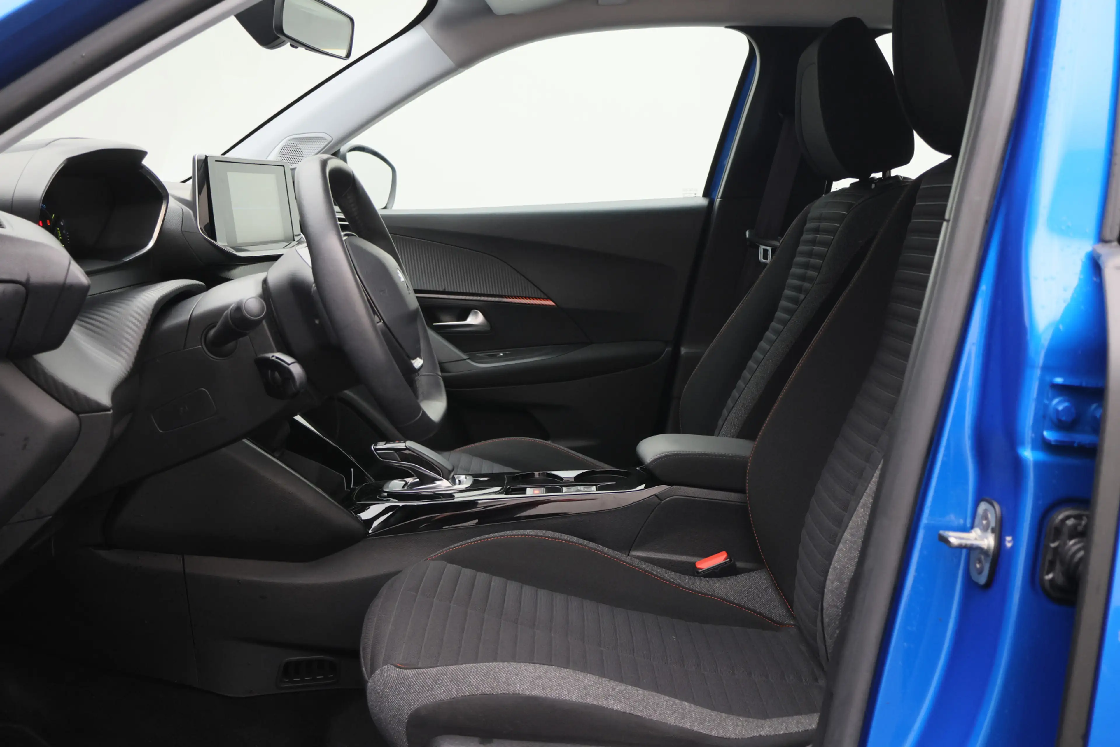 Peugeot e-2008 EV Active Pack 50 kWh SOH 90%, Camera, Apple Carpl — photo 10