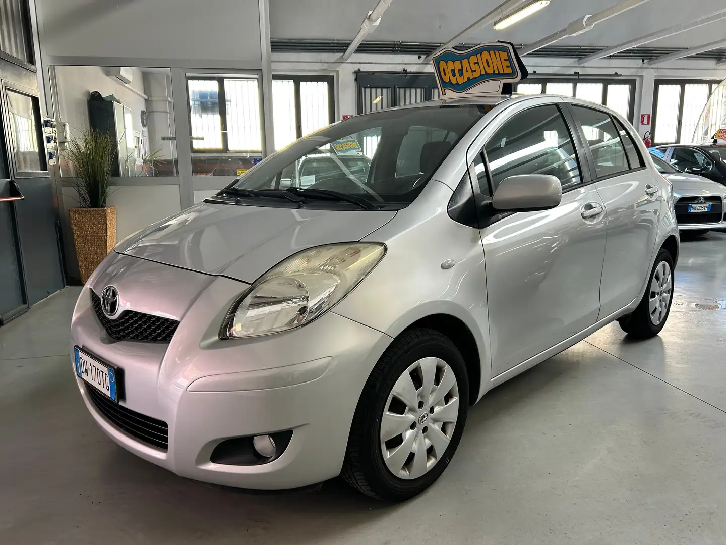 Toyota Yaris Yaris II 5p 1.3 dual Sol Argento - 1
