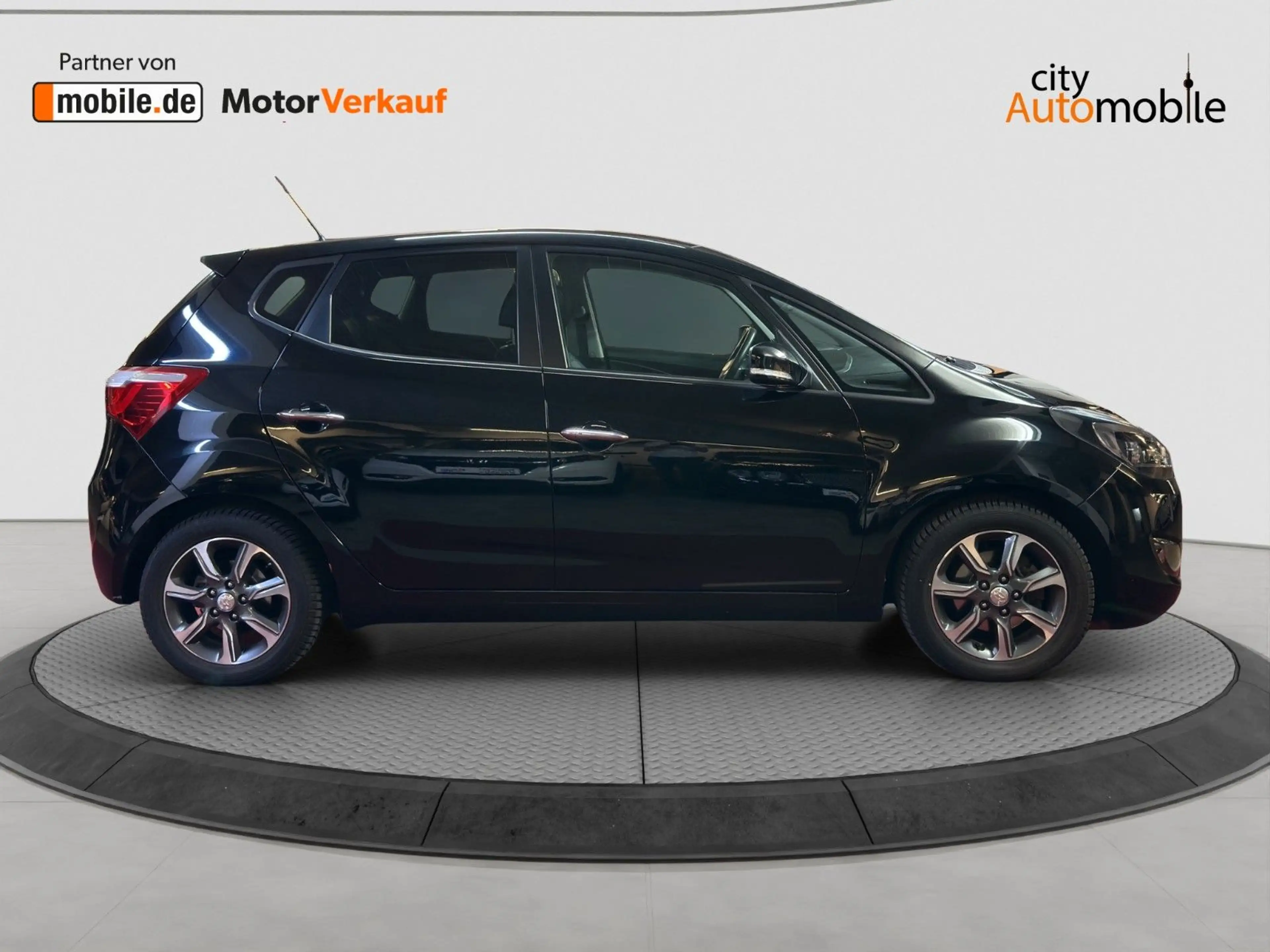 Hyundai iX20 Style/Pano-Dach/Tempomat/Leder/SHZ/PDC — photo 6