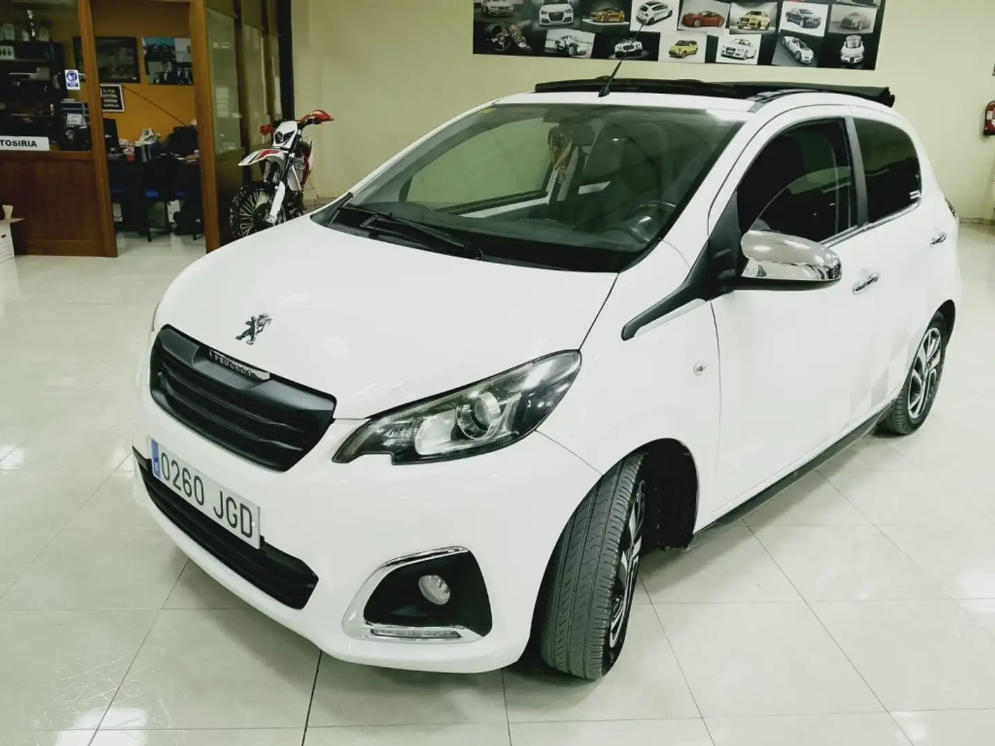 Peugeot 108 Top! 1.2 PureTech Allure Blanco - 2