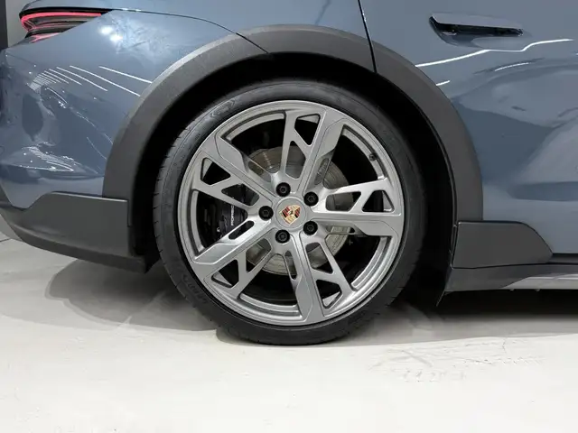 Porsche Taycan view 12