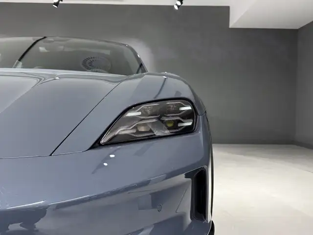 Porsche Taycan view 10