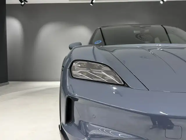 Porsche Taycan view 9