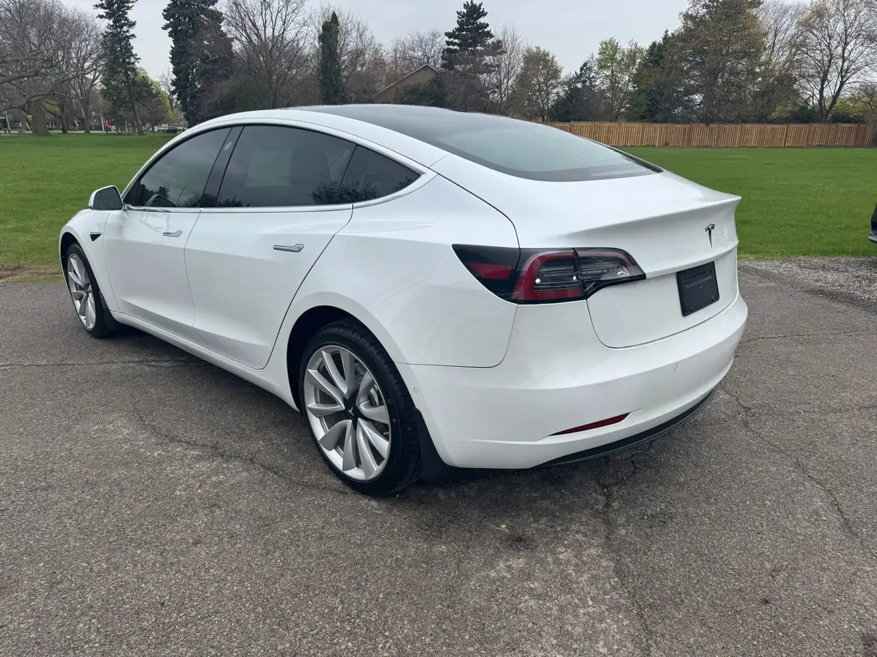 Tesla Model 3 снимка Tesla Model 3