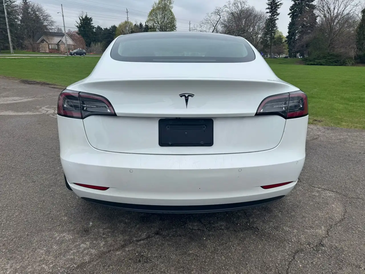 Tesla Model 3 снимка Tesla Model 3