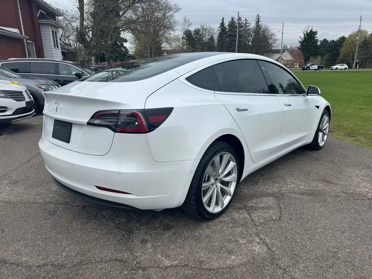 Tesla Model 3 снимка Tesla Model 3