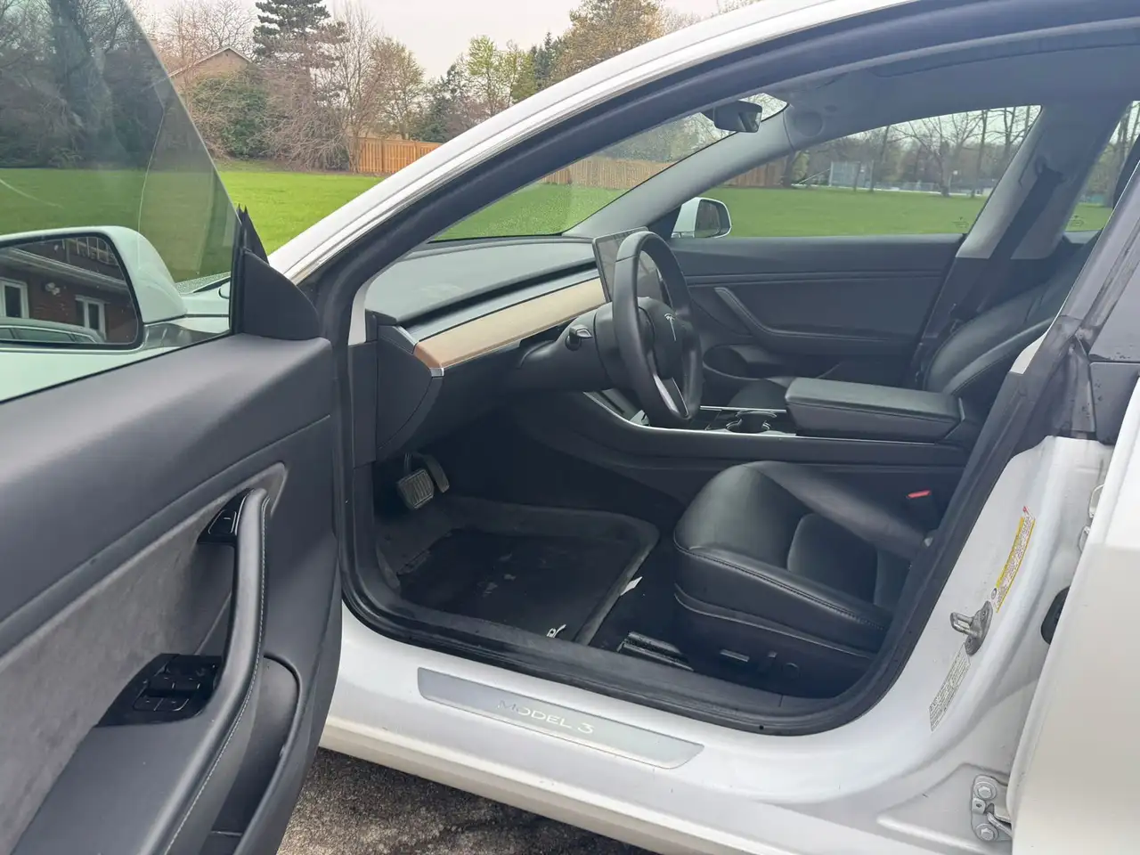 Tesla Model 3 снимка Tesla Model 3