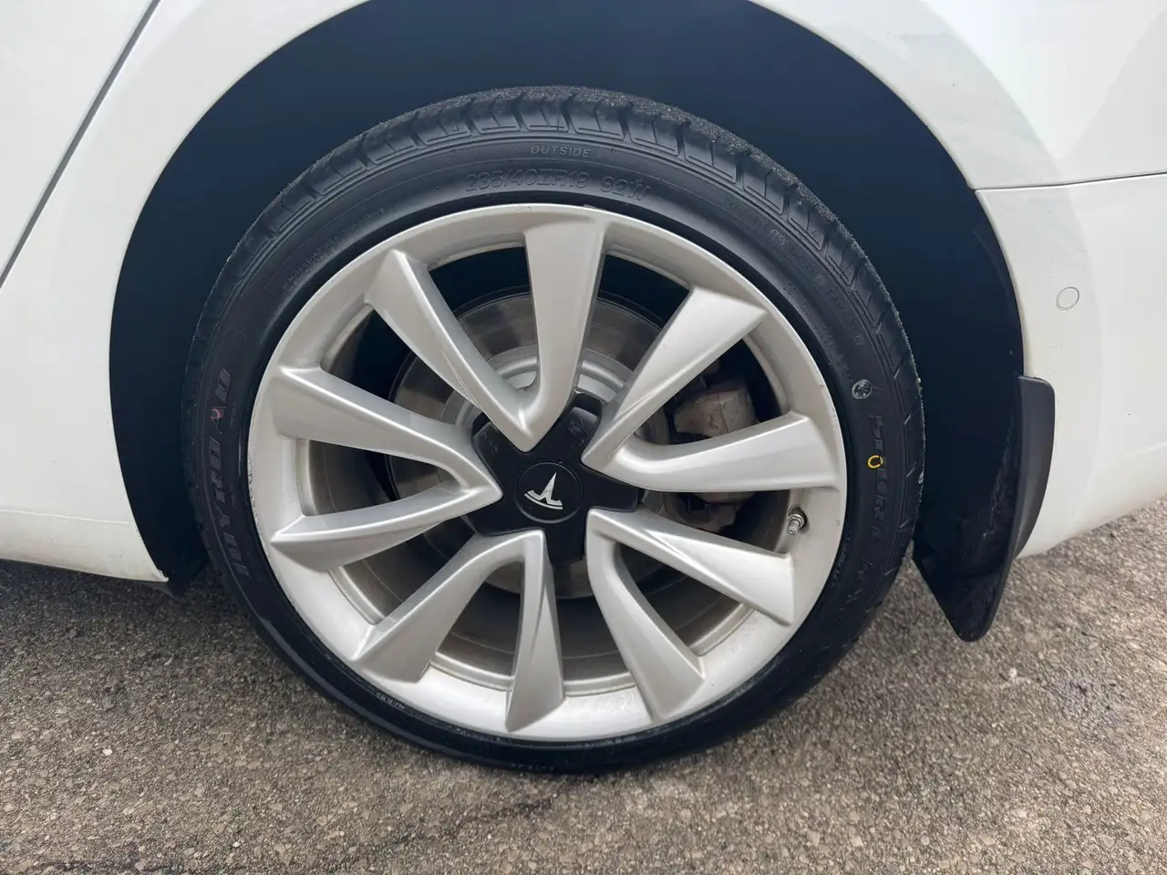 Tesla Model 3 снимка Tesla Model 3