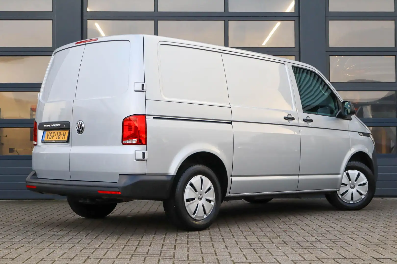 Volkswagen T6.1 Transporter 2.0 TDI 90pk L1H1 | Cruise Control | App Connect | Argent - 2