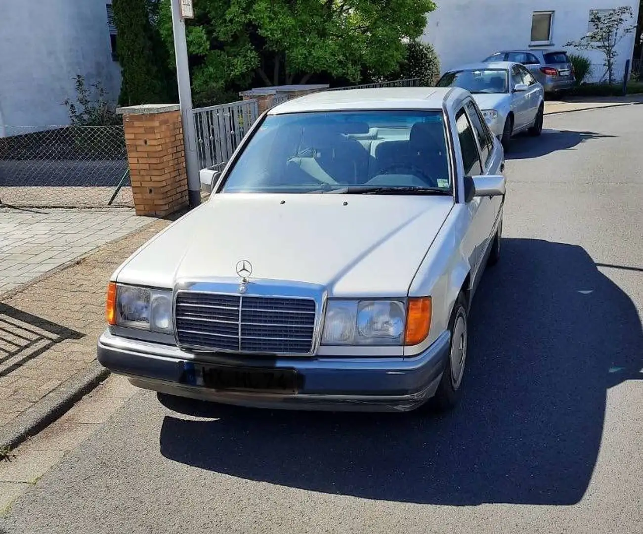 Mercedes-Benz 220 E Plateado - 2