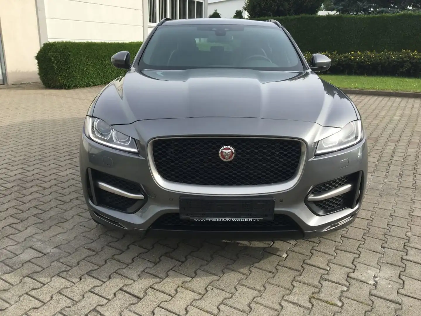 Jaguar F-Pace 20d AWD Aut. R-Sport, Navi, Meridian Grau - 1