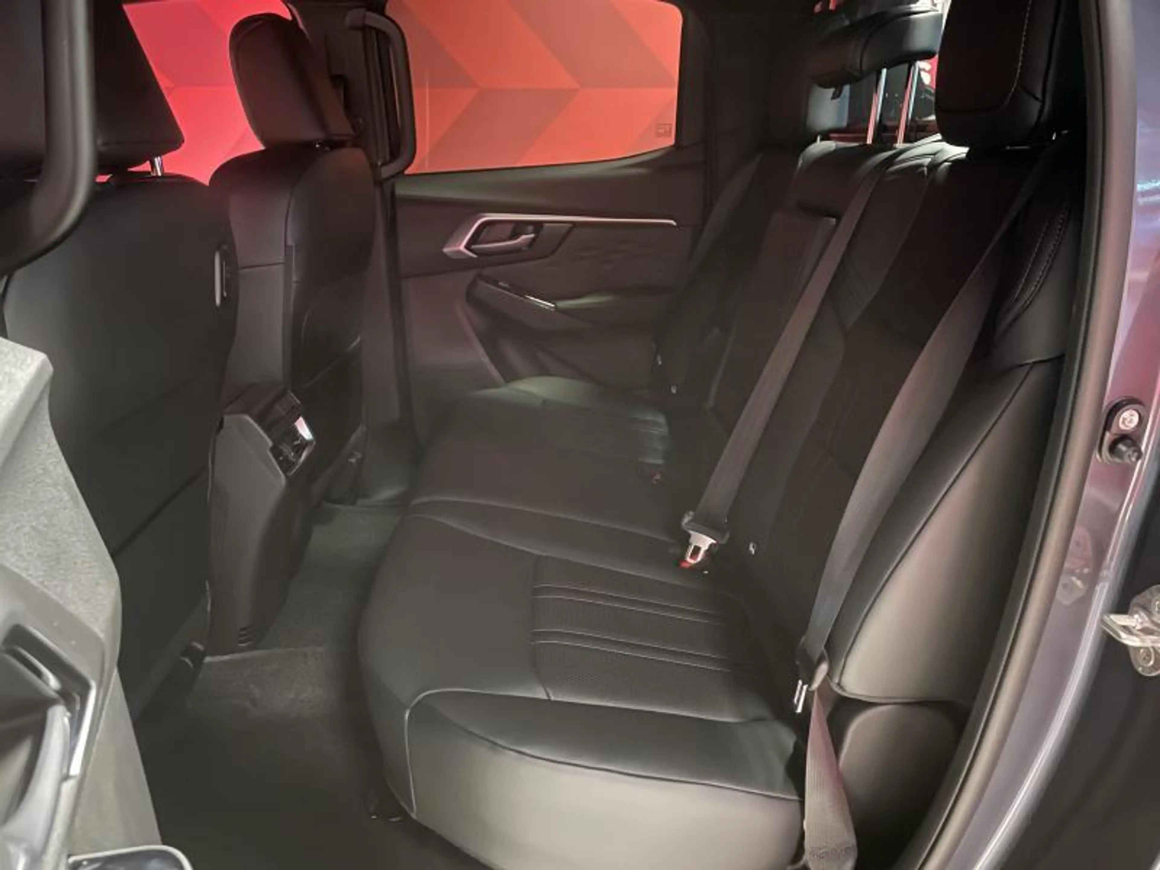 Isuzu D-Max LSX + Hardtop — photo 11