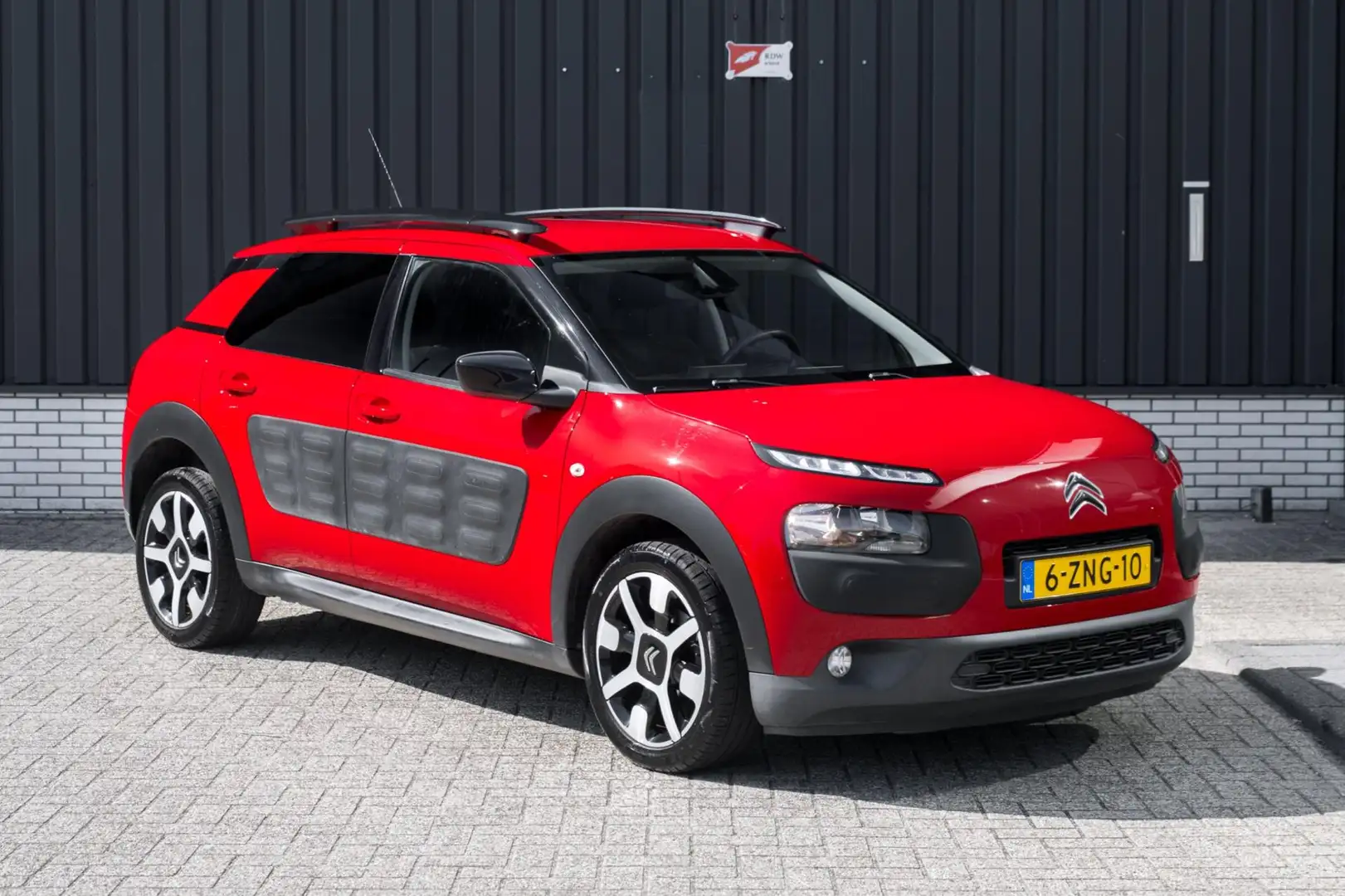 Citroen C4 Cactus 1.2 PureTech Shine*Trekhaak*Navigatie* Rouge - 2