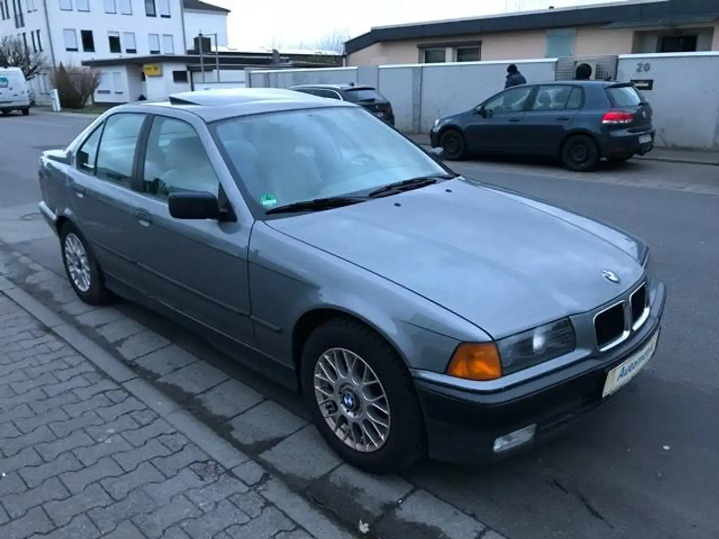 BMW 320 3er siva - 1