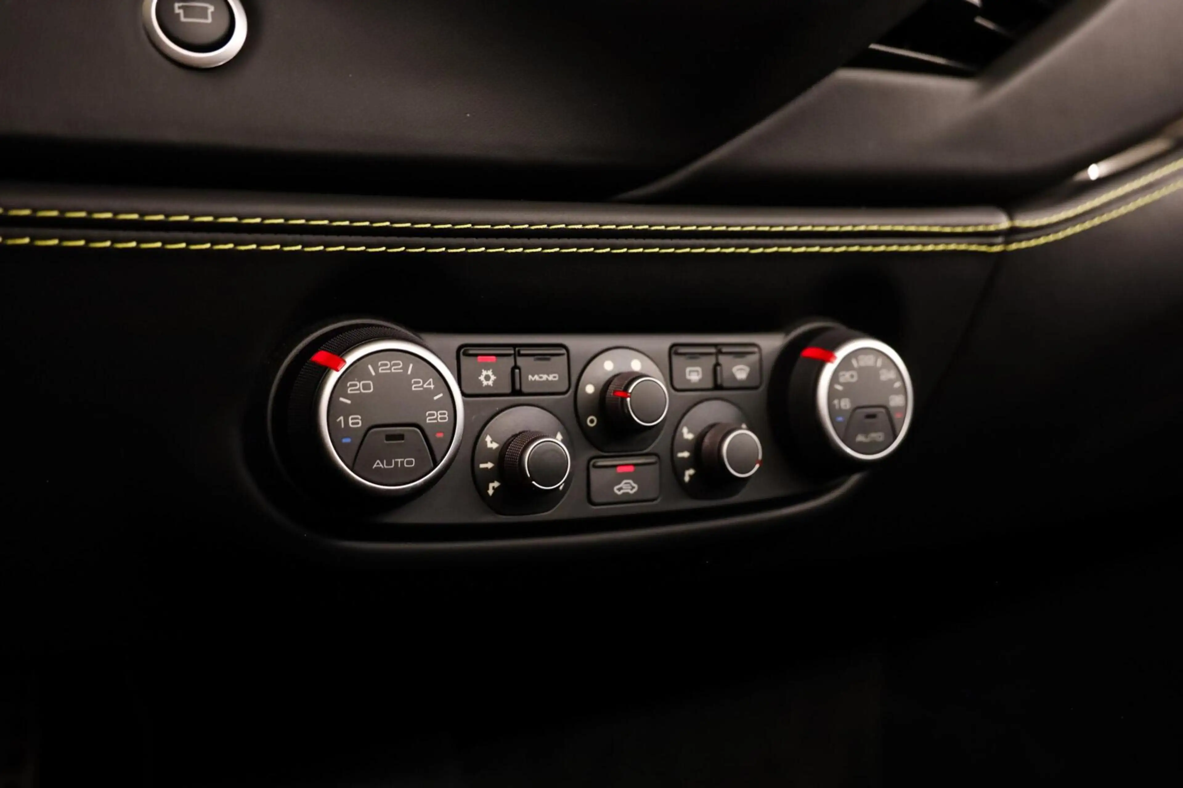 Ferrari 488 3.9 Spider HELE|Full Carbon|JBL|Lift|Pass Display| — photo 40