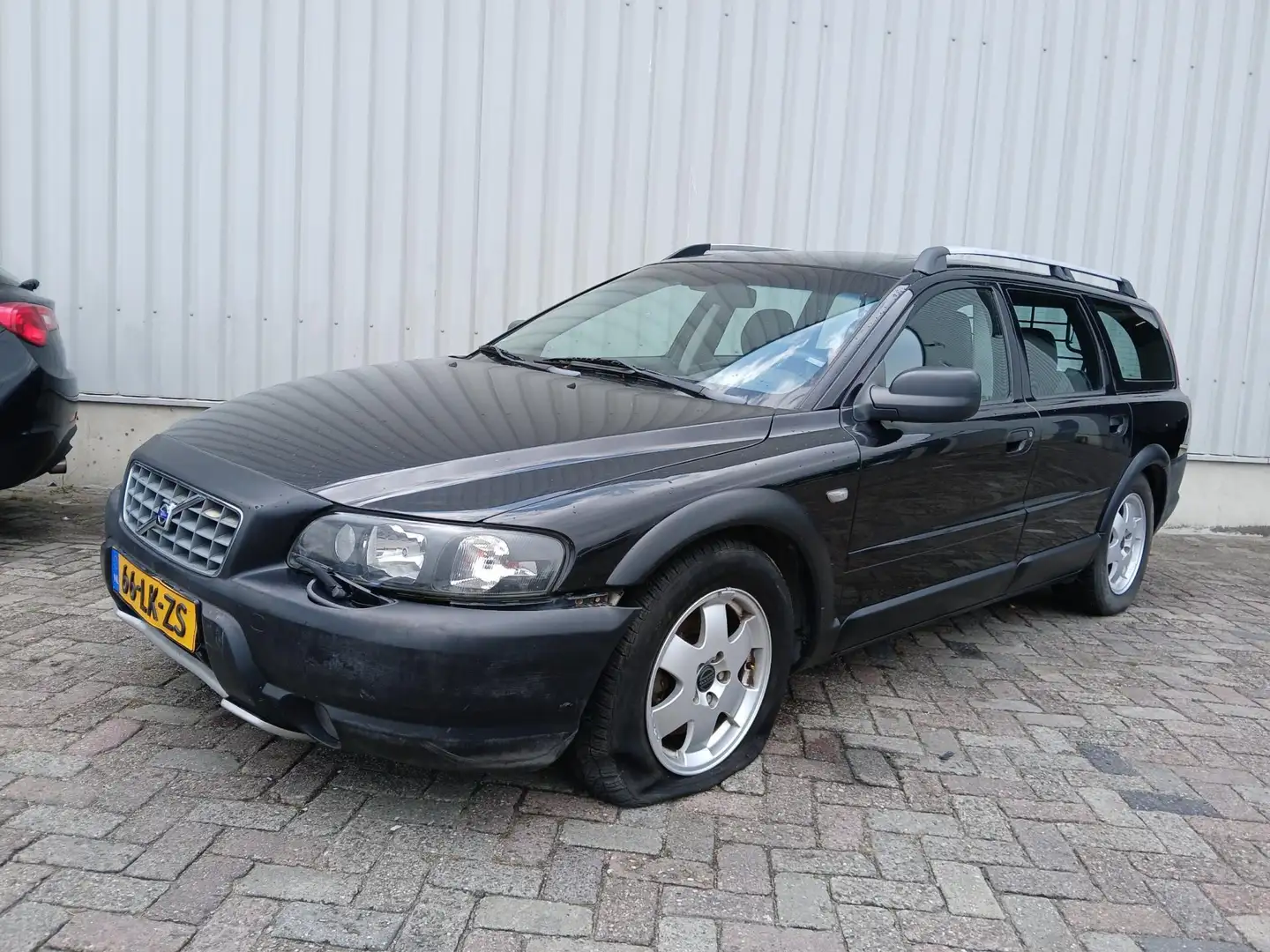 Volvo XC70 2.5 T Geartronic Comfort Line - Leder - Airco - Cr Zwart - 2
