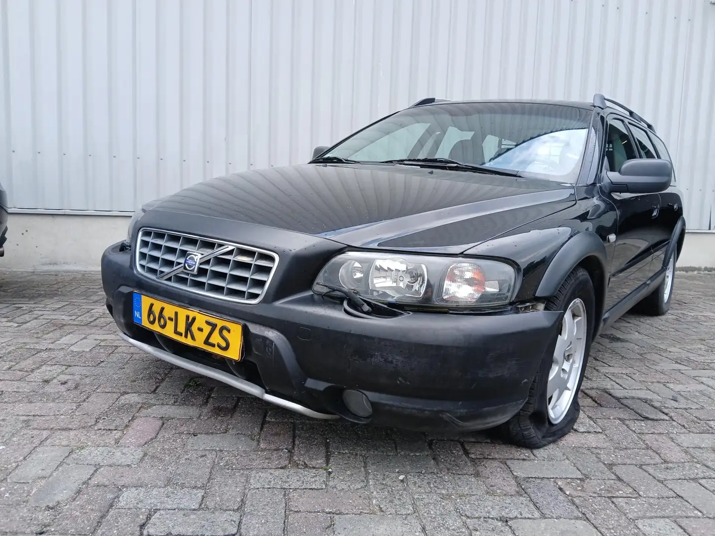 Volvo XC70 2.5 T Geartronic Comfort Line - Leder - Airco - Cr Zwart - 1