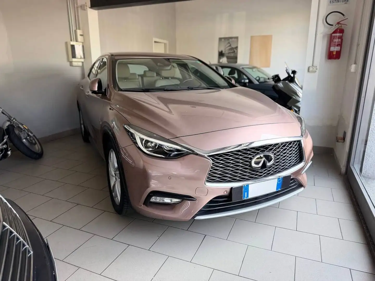 Infiniti Q30 2.2d Premium Tech Gallery White awd 170cv dct Bronze - 1
